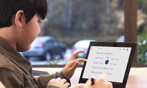 Student using the built in accesibilty features in Office 365
